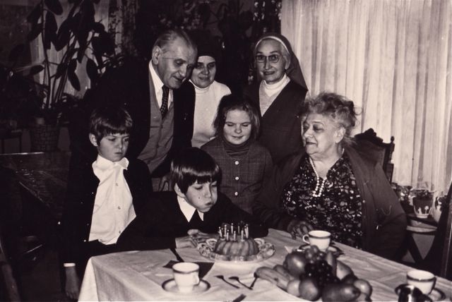 Zijn jongere broertje had veel zin om die pestkop met zijn snuit in de verjaardagstaart te duwen. Die foto is onvindbaar.